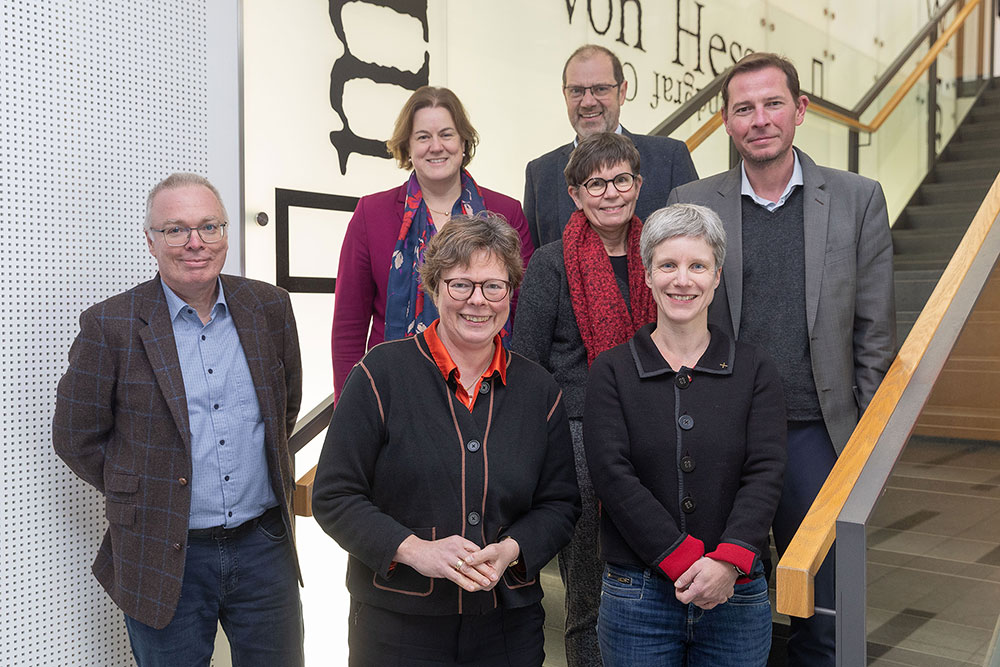 Das Kollegium des Landeskirchenamtes der EKKW (1. Reihe v.l.): Prälat Burkhard zur Nieden; Bischöfin Dr. Beate Hofmann, Oberlandeskirchenrätin Dr. Anne-Ruth Wellert,(2. Reihe v.l.): Vizepräsidentin Dr. Katharina Apel, Landeskirchenrat Dr. Diethelm Meißner, Oberlandeskirchenrätin Prof. Dr. Gudrun Neebe und Oberlandeskirchenrat Timo Koch