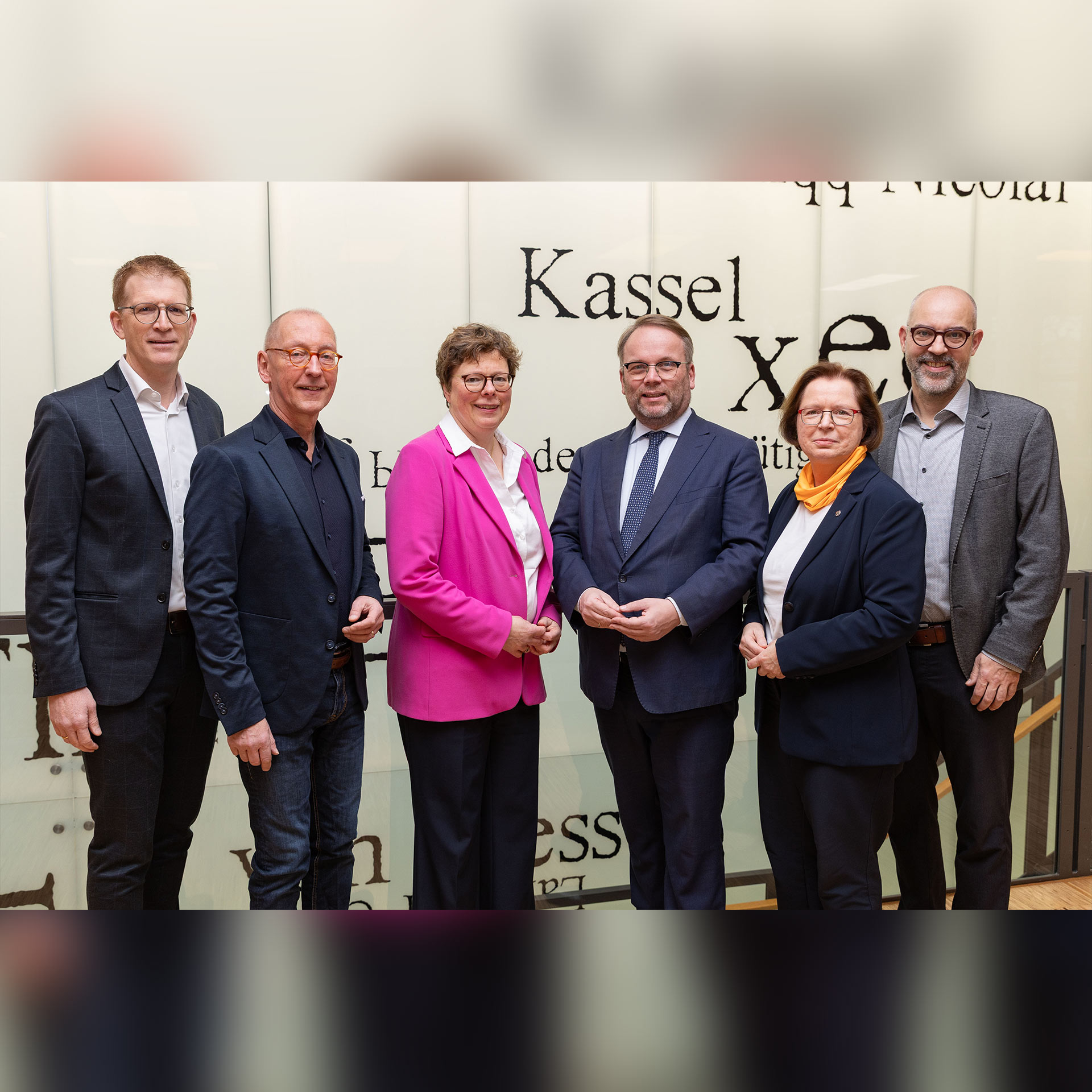 Beim Pressegespräch in Kassel (v.l.): Generalsekretär Pfarrer Hansjörg Kopp (CVJM Deutschland), Prof. Dr. Uwe Becker (Präsident der Evangelischen Hochschule Darmstadt), Bischöfin Dr. Beate Hofmann (EKKW), Minister Timon Gremmels (Hessischer Minister für Wissenschaft und Forschung, Kunst und Kultur), Ulrike Scherf (stellvertretende Kirchenpräsidentin EKHN) und Prof. Dr. Tobias Faix (Rektor der CVJM-Hochschule Kassel). 