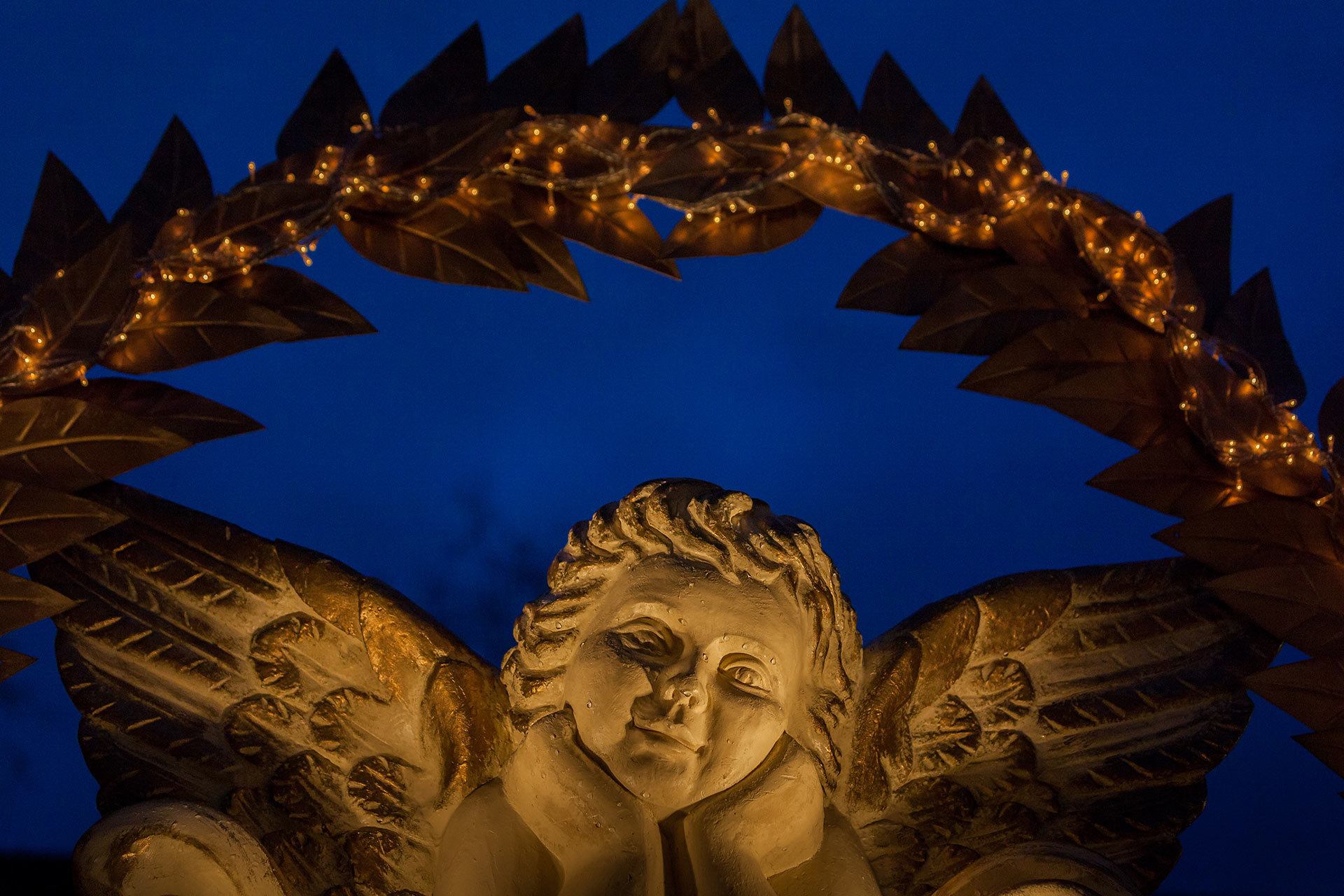 Eine Engelsfigur in stimmungsvoller Weihnachtsbeleuchtung