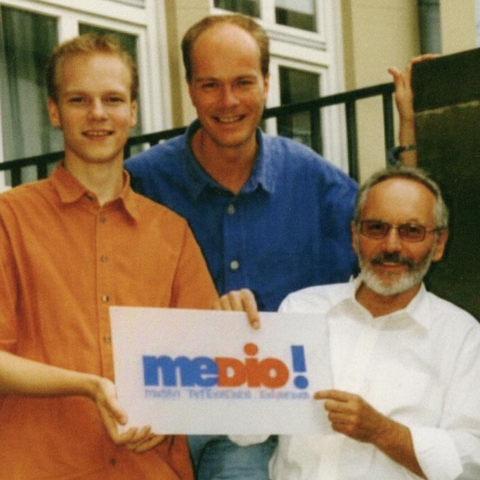 Mini-Redaktion zum ekkw.de-Start 1996 (v.l.): Schüler Jonas Pasche, Pfarrer Christian Fischer und Medienpädagoge Gerhard Jost