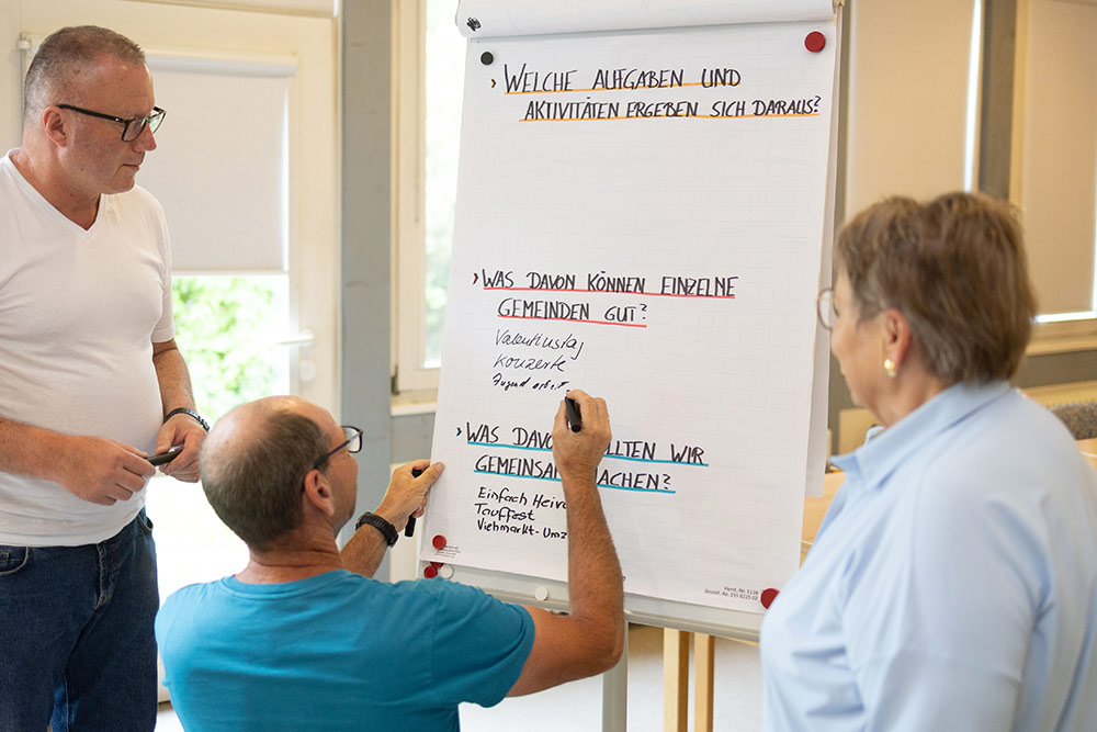 Kirchenvorstand der Evangelischen Kirchengemeinde in Bad Arolsen bei einer Sitzung