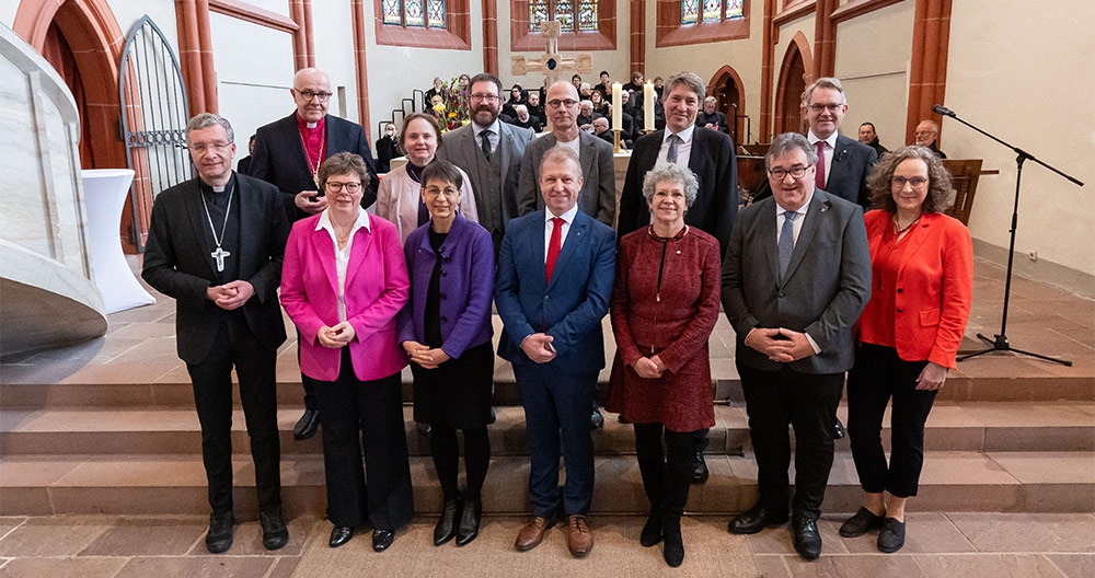 Gruppenfoto an historischem Ort in der Homberger Stadtkirche Gruppenfoto an historischem Ort in der Homberger Stadtkirche (1.R.v.l.): Bischof Dr. Michael Gerber (Bistum Fulda), Bischöfin Dr. Beate Hofmann (EKKW), Pröpstin Sabine Bertram-Schäfer (EKHN), Präses Dr. Michael Schneider (EKKW), Präses Dr. Birgit Pfeiffer (EKHN), Regierungspräsident Mark Weinmeister, Vizepräsidentin Prof. Dr. Evelyn Korn (Philipps-Universität Marburg) sowie (2.R.v.l.): Bischof Hans-Jörg Voigt D.D. (SELK), Dekanin Sabine Tümmler (Kirchenkreis Schwalm-Eder), Dr. Mario Fischer (Generalsekretär der GEKE, Wien), Dr. Jürgen Helm (Projektbeauftragter des Jubiläums), Bürgermeister Dr. Nico Ritz (Homberg Efze), Moderator Propst Dr. Volker Mantey