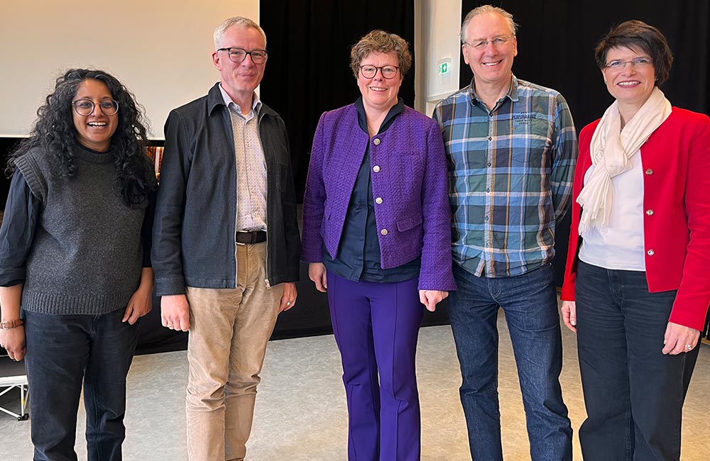 Die Pfarrerinnen und Pfarrer der Hanau Stadtkirchengemeinde mit der Bischöfin (v.l.): Milina Reichardt-Hahn, Daniel Geiss, Bischöfin Dr. Hofmann, Dr. Werner Kahl und Kerstin Schröder.