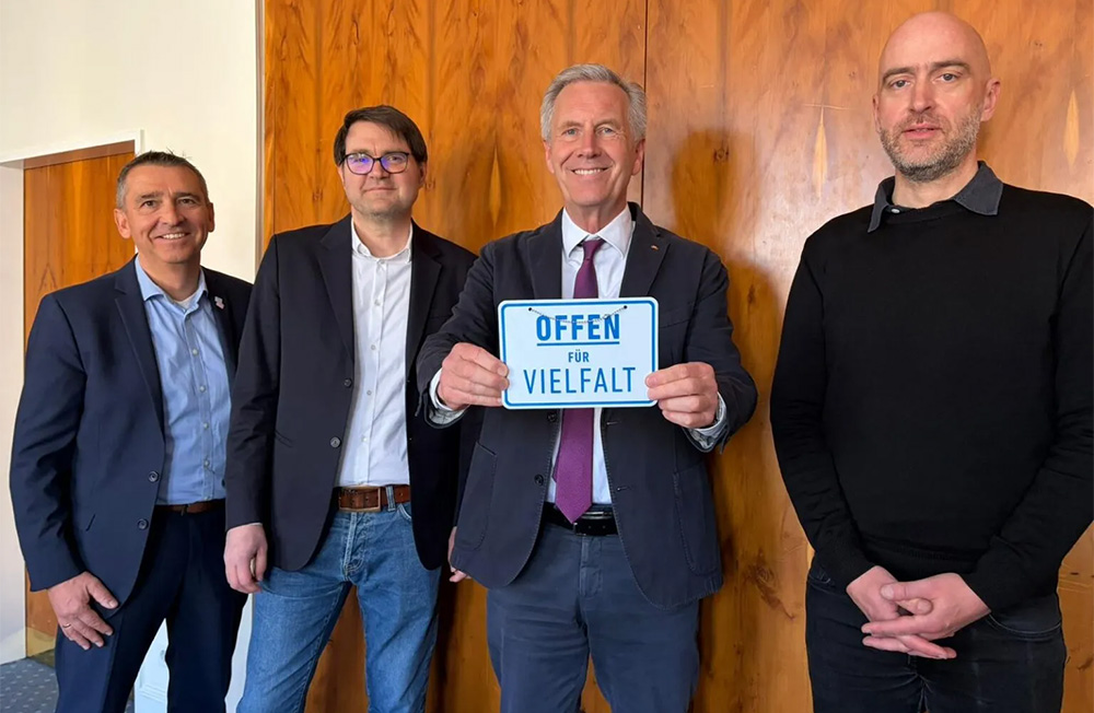 Christian Wulff (Mitte) in Hannover mit (v.r.) den HNA-Redakteuren Matthias Lohr und Florian Hagemann sowie Michael Sasse von Offen für Vielfalt e.V. 