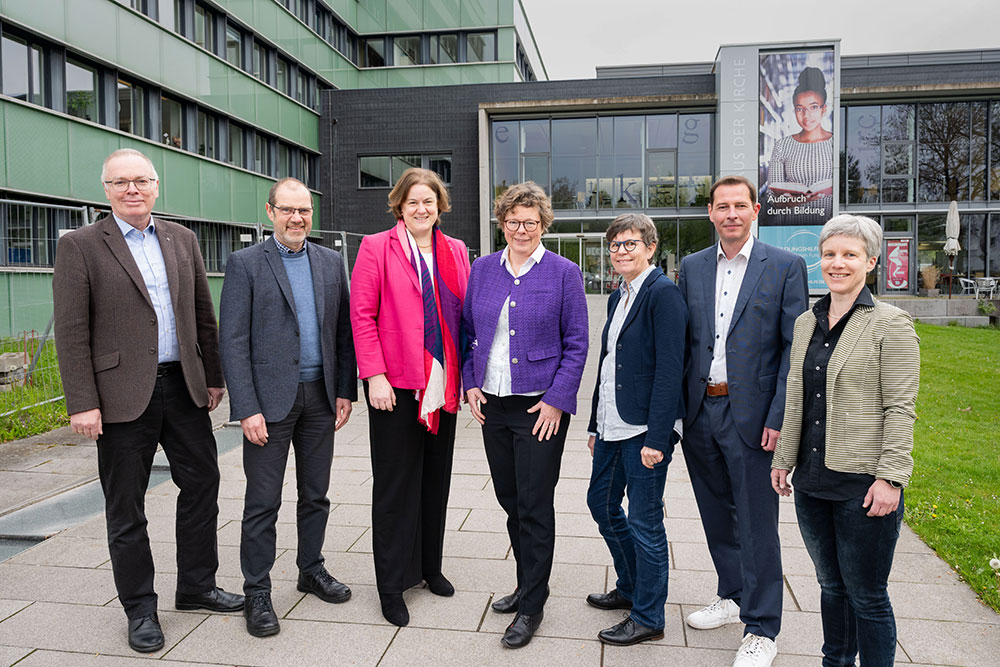 Das Kollegium des Landeskirchenamtes der EKKW (v.l.): Prälat Burkhard zur Nieden, Landeskirchenrat Dr. Diethelm Meißner, Vizepräsidentin Dr. Katharina Apel, Bischöfin Dr. Beate Hofmann, Oberlandeskirchenrätin Prof. Dr. Gudrun Neebe, Oberlandeskirchenrat Timo Koch und Oberlandeskirchenrätin Dr. Anne-Ruth Wellert