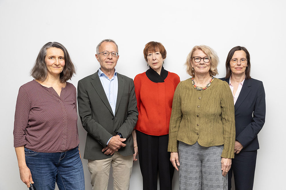 Die Mitglieder der Anerkennungskommission (v. l.): Dr. Nicole Wilhelm, Prof. Dr. Manfred E. Beutel, Petra Zimmermann, Friedegunde Bölt und Katrin Lachmann. Es fehlt: Susanne Selbert. Die Mitglieder der Anerkennungskommission (v. l.): Dr. Nicole Wilhelm, Prof. Dr. Manfred E. Beutel, Petra Zimmermann, Friedegunde Bölt und Katrin Lachmann. Es fehlt: Susanne Selbert.