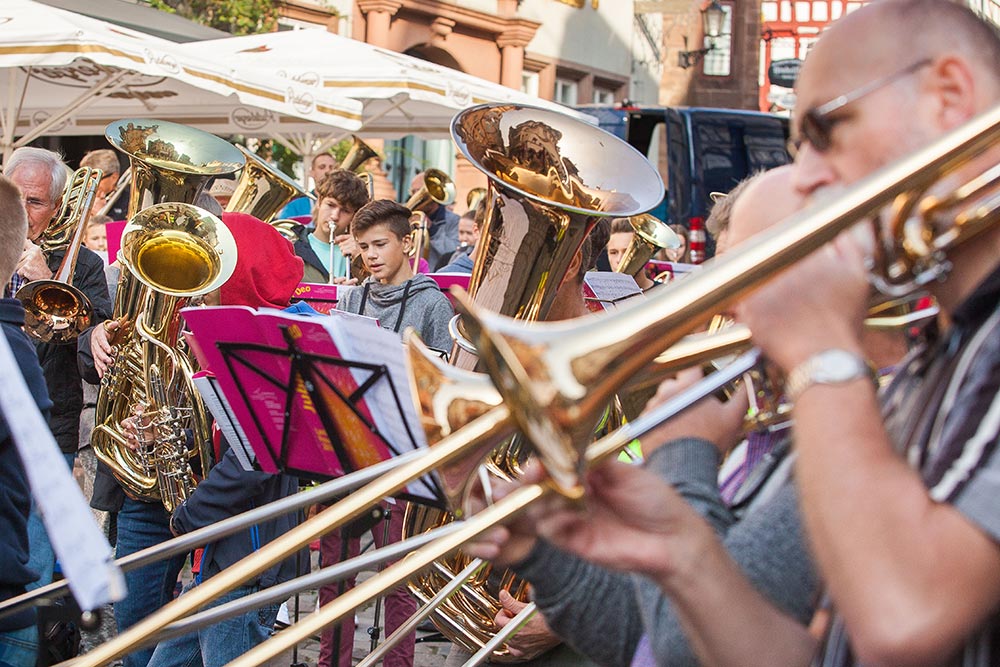 Bläserinnen und Bläser geben ein Platzkonzert bei einem früheren Landesposaunentag Bläserinnen und Bläser geben ein Platzkonzert bei einem früheren Landesposaunentag