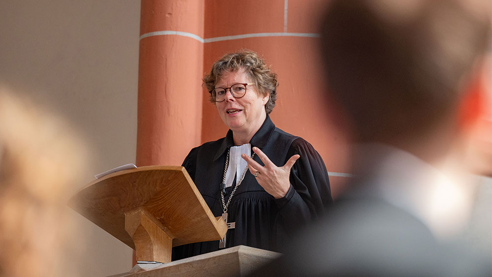 Bischöfin Dr. Beate Hofmann während ihrer Predigt in der Homberger Stadtkirche Bischöfin Dr. Beate Hofmann während ihrer Predigt in der Homberger Stadtkirche