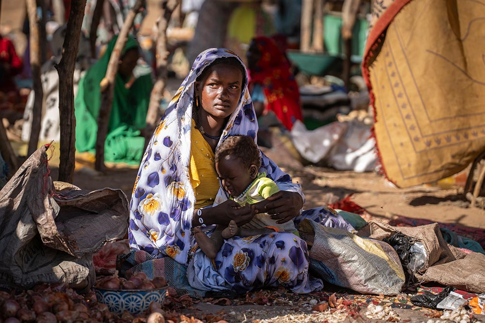 Unser Foto zeigt eine Frau aus dem Sudan in einem Flüchtlingscamp Unser Foto zeigt eine Frau aus dem Sudan in einem Flüchtlingscamp