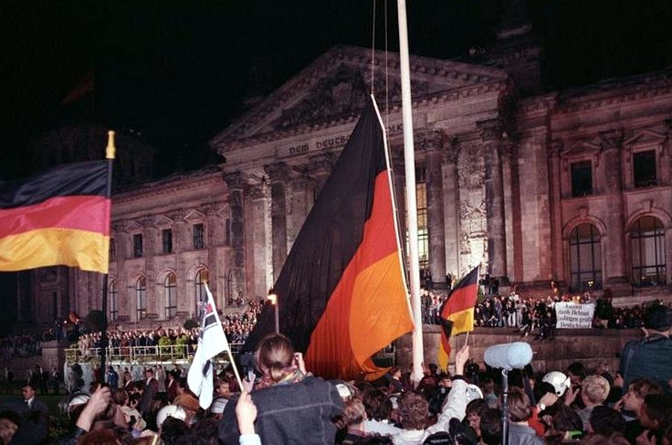 Feier der Wiedervereinigung 1990 in Berlin Hunderttausende waren am 3. Oktober 1990 dabei, als vor dem Reichstags-Gebäude in Berlin die deutsche Wiedervereinigung gefeiert wurde. Unser Foto zeigt , wie dort an dem Tag die schwarz-rot-goldene Bundesfahne gehißt wurde.