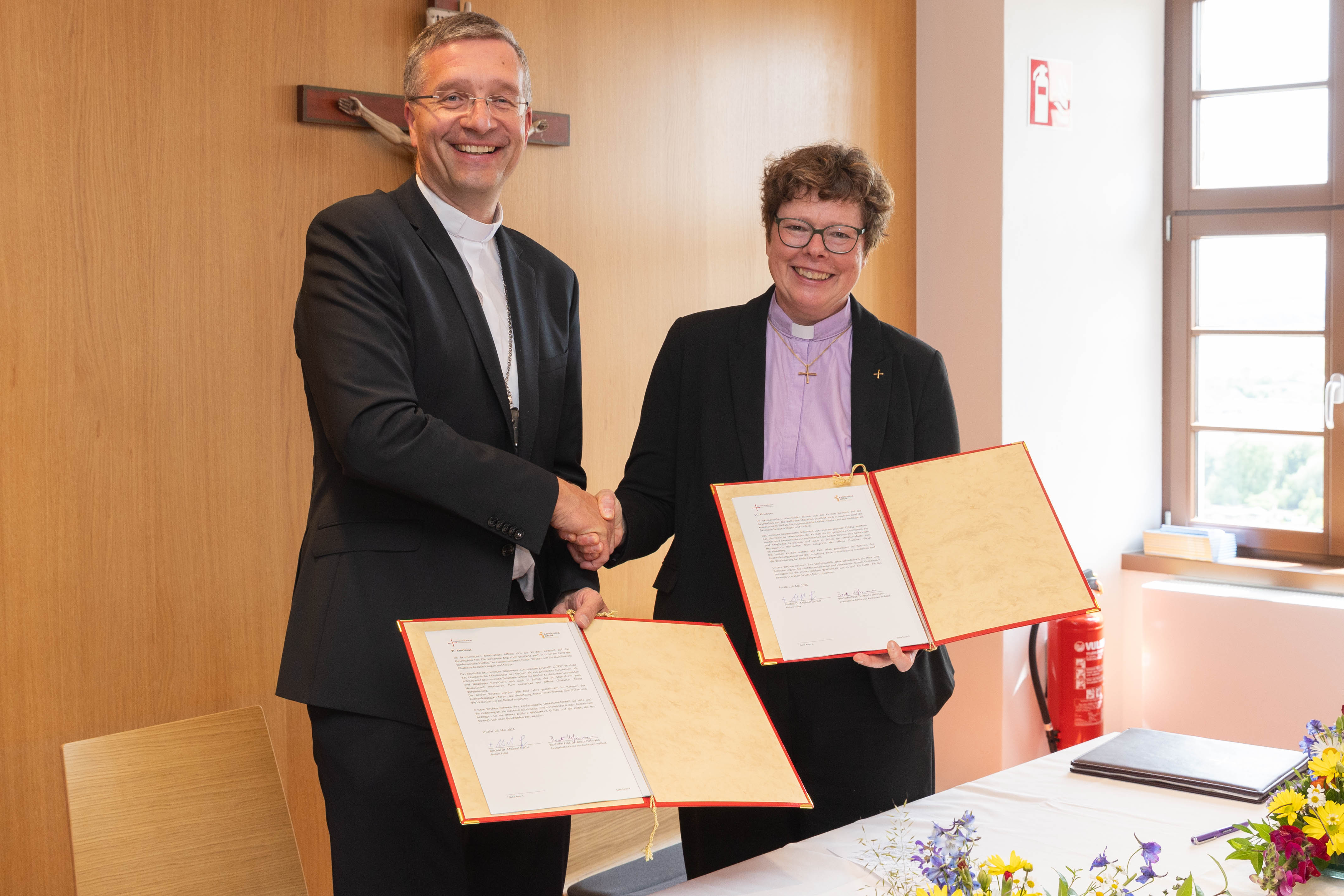 Unterzeichnung ökumenische Zusammenarbeit EKKW und Bistum Fulda