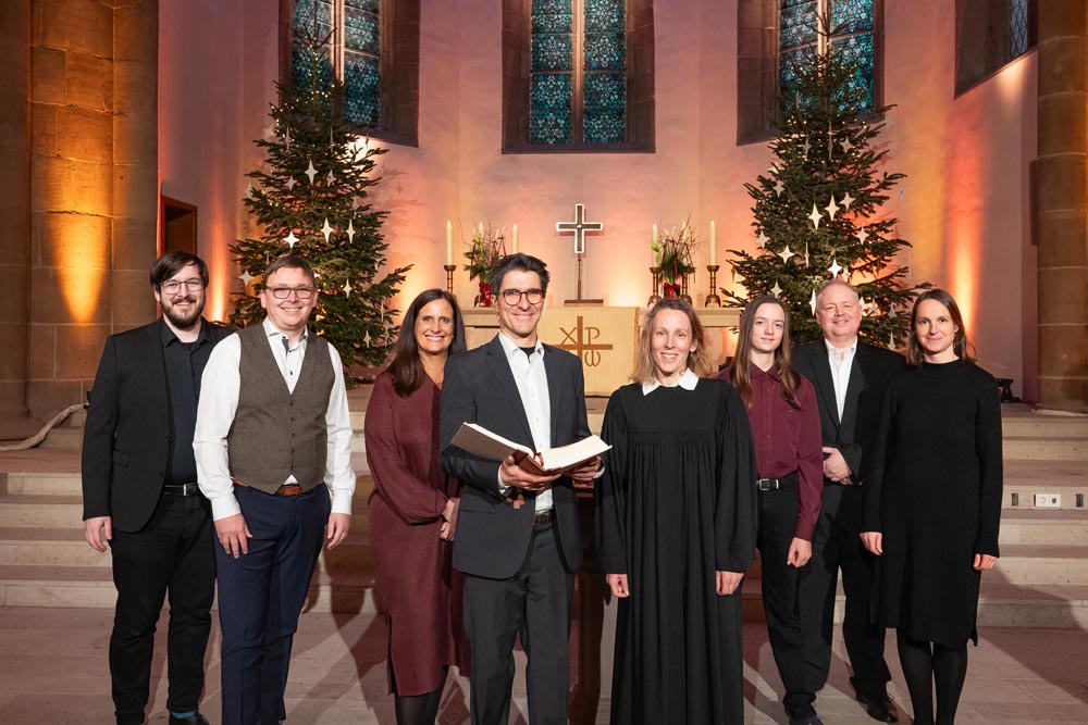 Gestalten den Gottesdienst im ZDF für Heiligabend (v.l.): Bezirkskantor Tobias Wirt, Philipp Sommerlath,  Lioba Wingenfeld, Thomas Hof, Pfarrerin Jana Koch-Zeißig, Johan Gottwald, Daniel Weiss, Stefanie Muhl (Chorleitung)