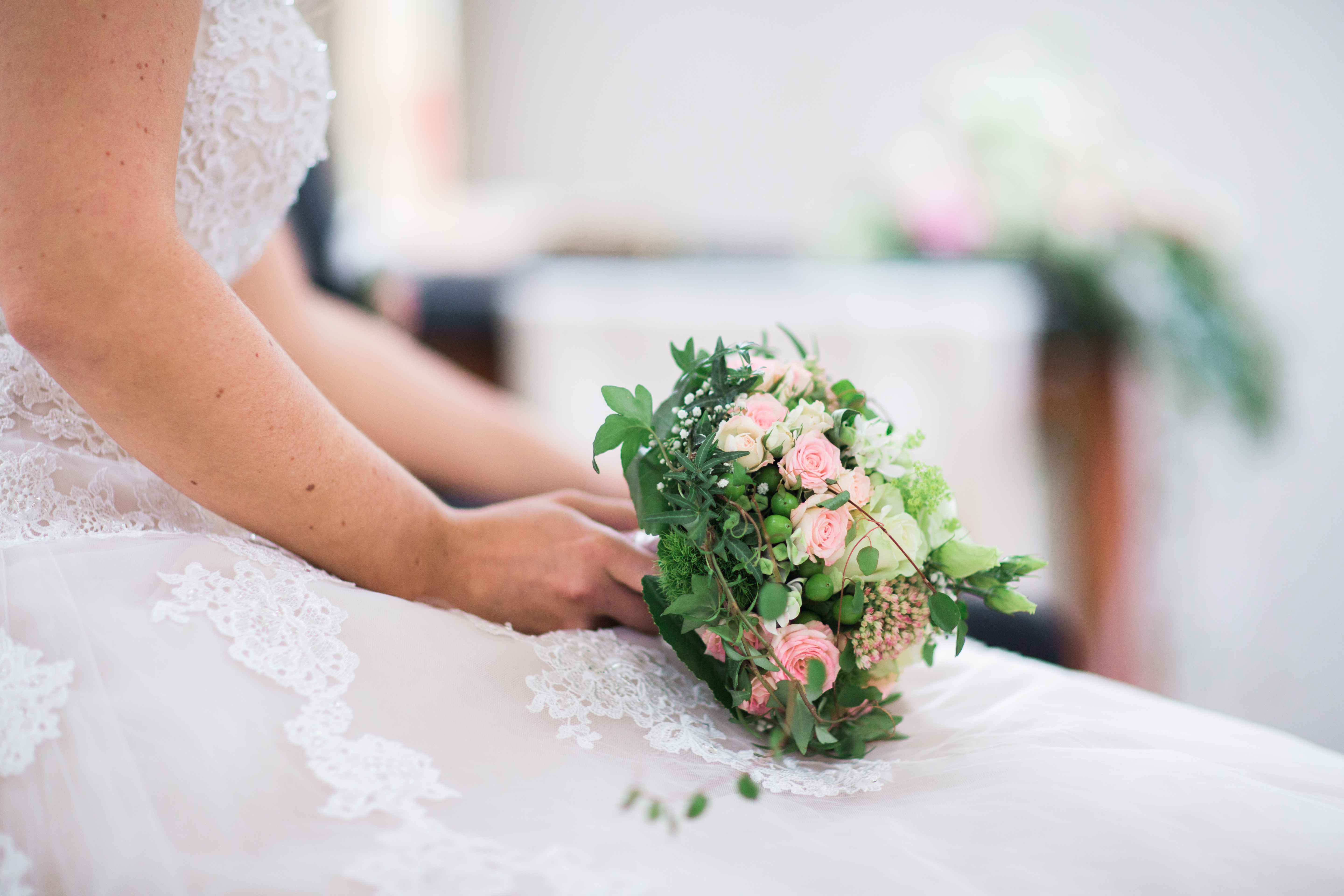 Eine Braut bei der Hochzeit mit Hochzeitsstrauß.