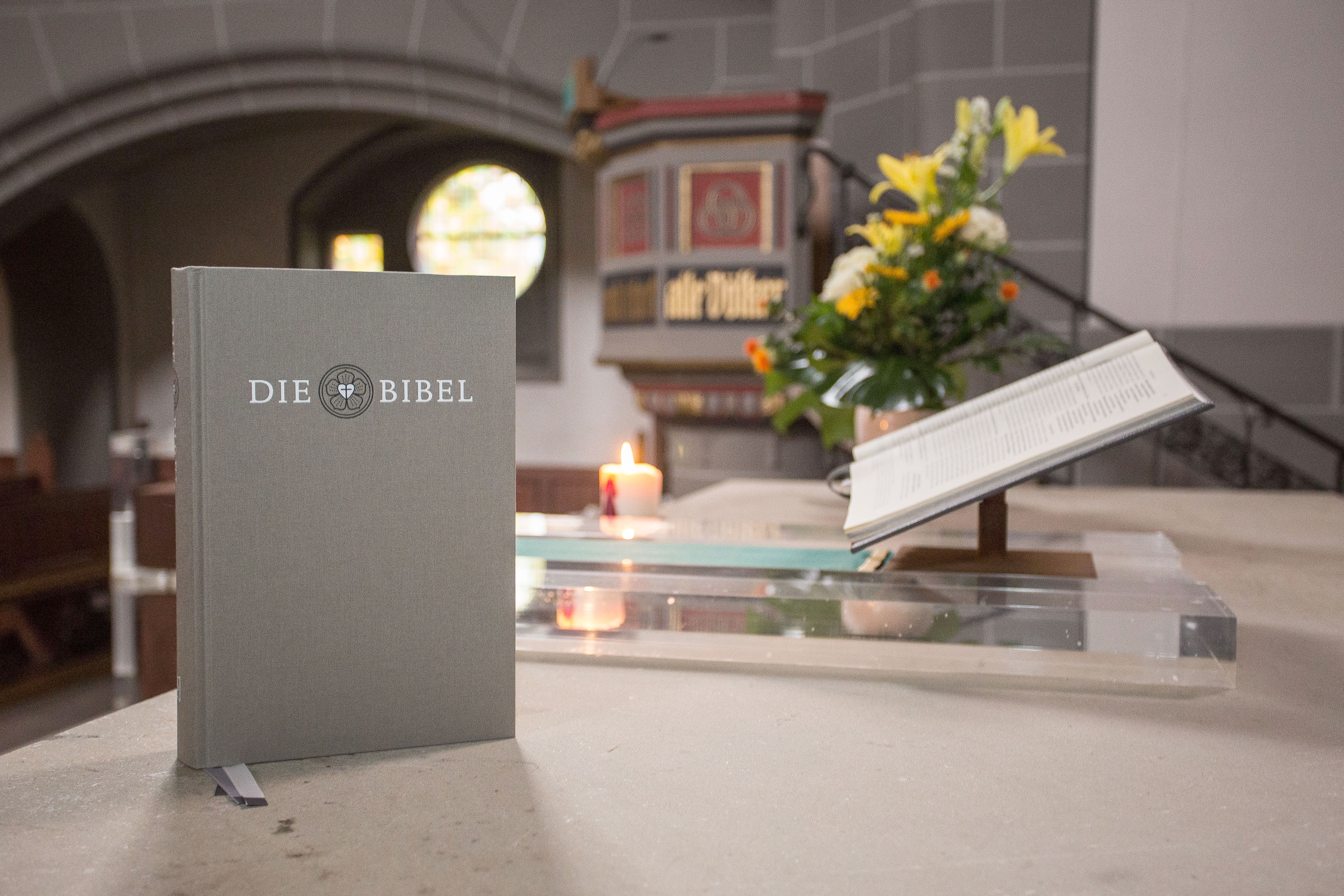 Bibel auf dem Altar der Christuskirche in Kassel.