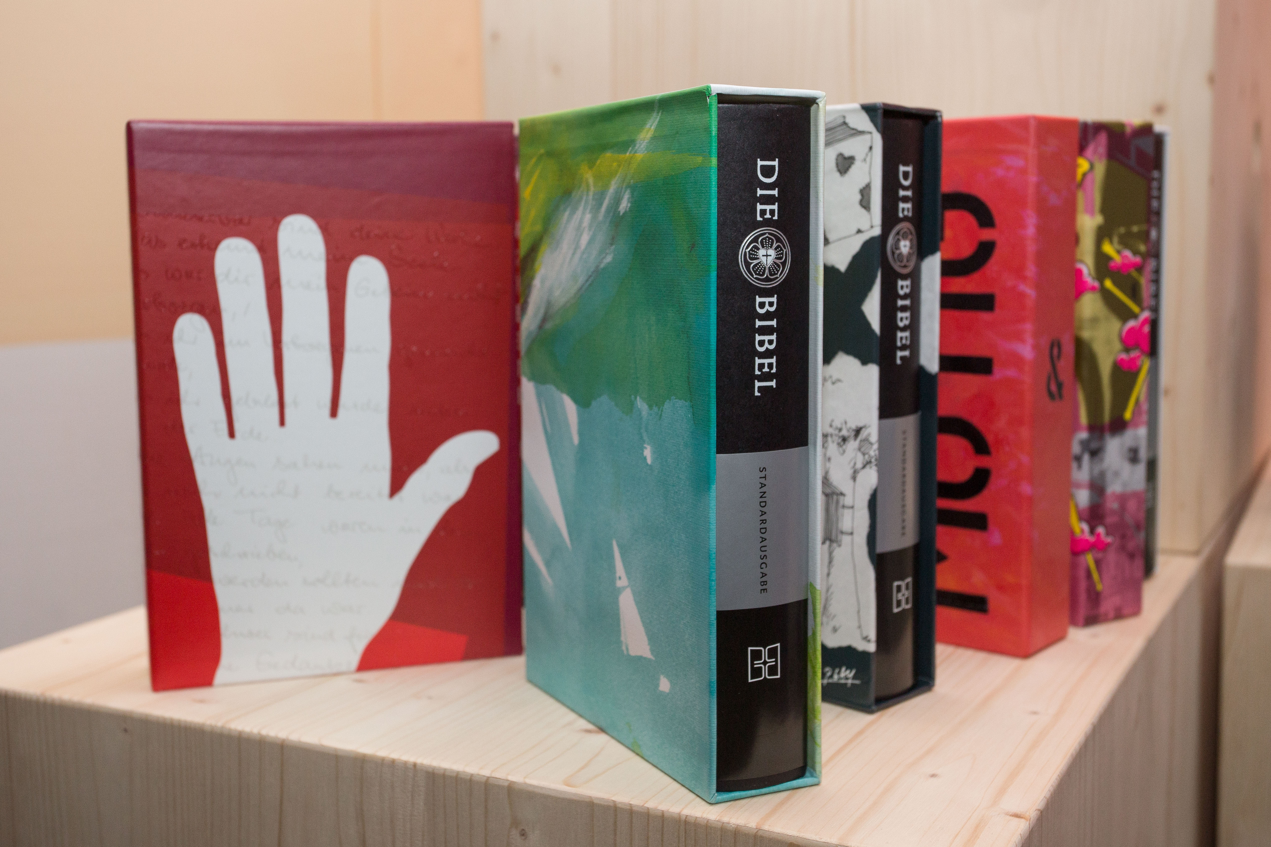 Von Stars und Sternchen gestaltete Schuber der Jubiläumsausgabe der revidierten Lutherbibel, die zum Reformationstag 2016 vorgestellt wurde.