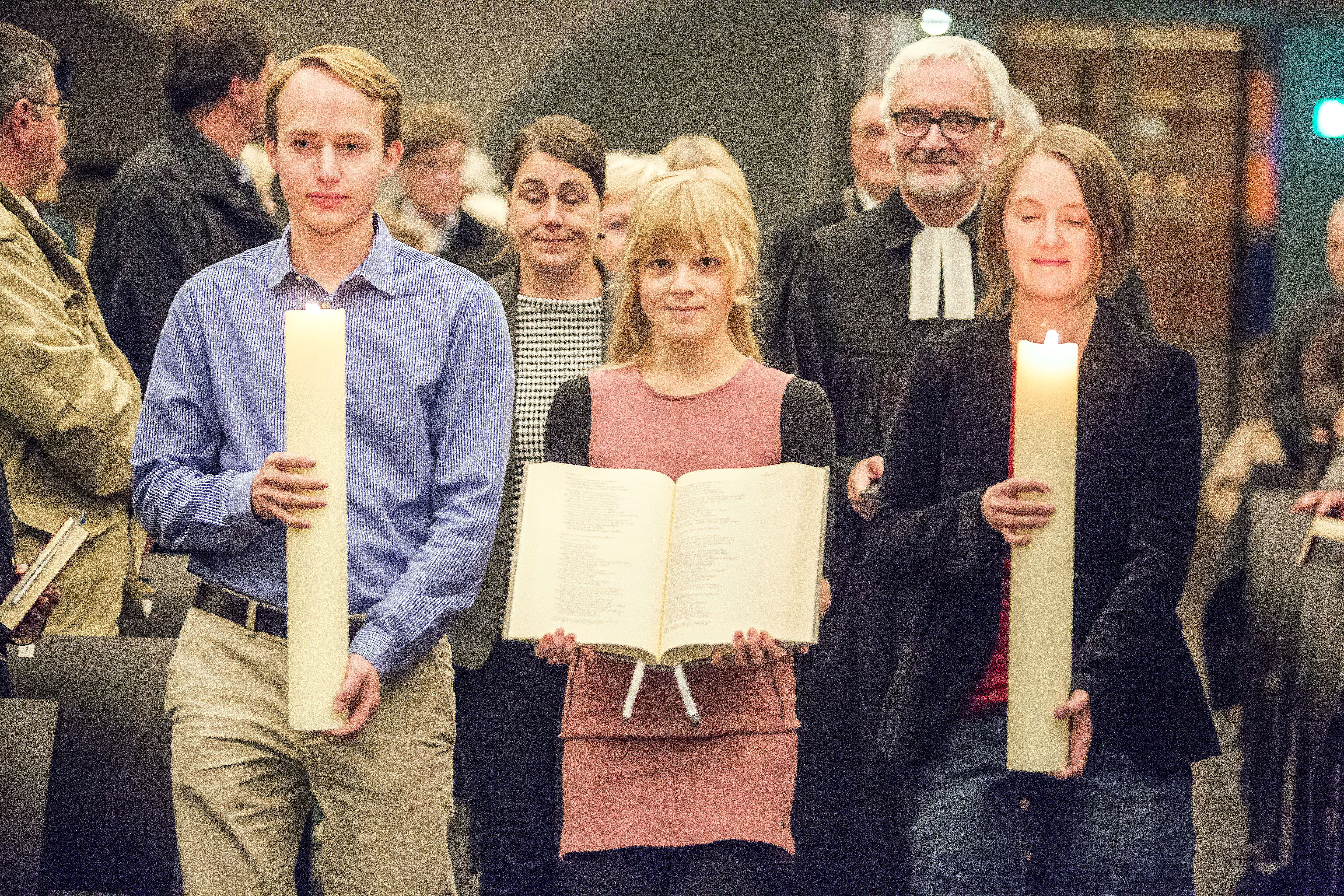 Einzug mit der 2016 vorgestellten revidierten Lutherbibel Gottesdienst am Reformationstag in der Martinskirche in Kassel.