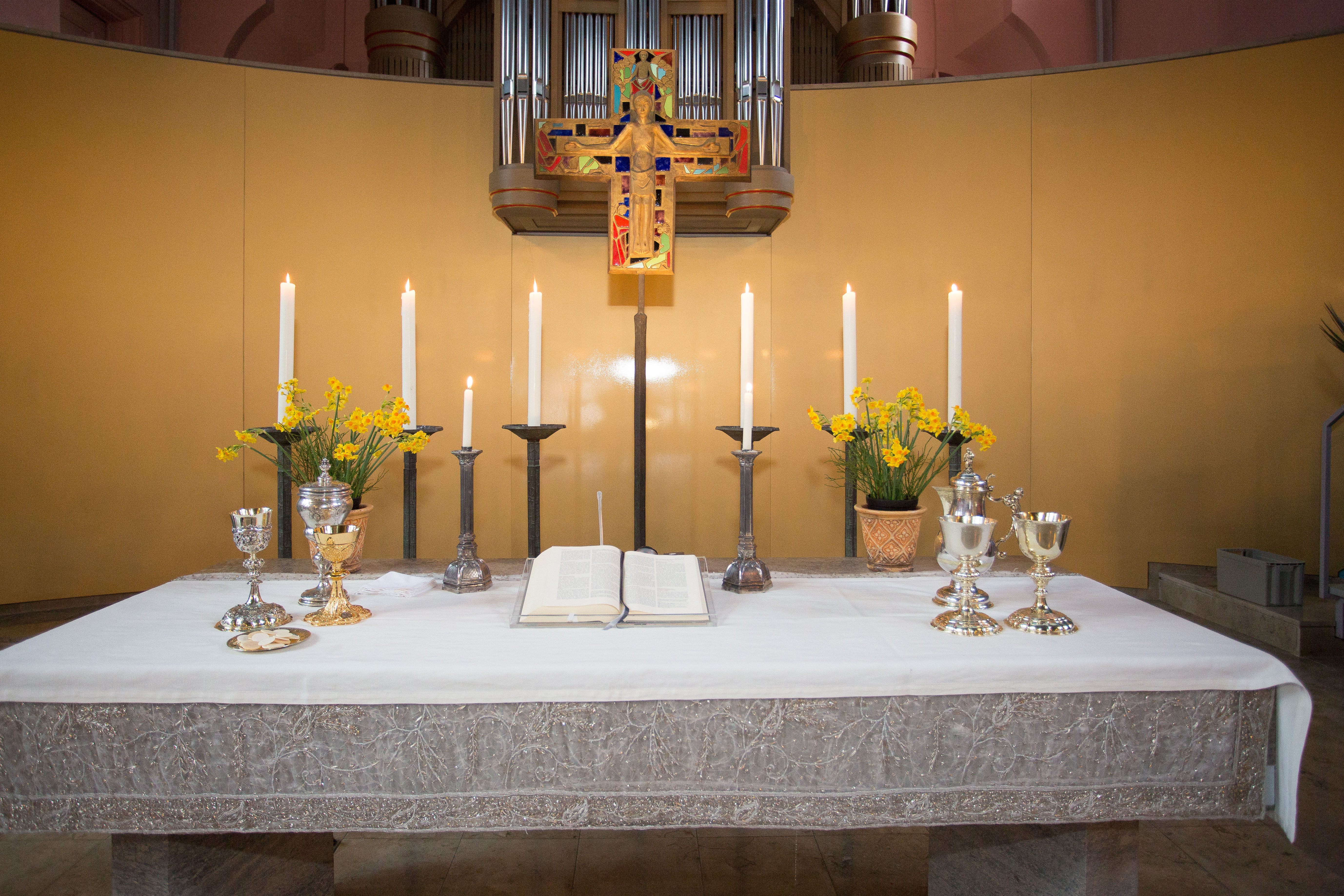 Feierlich geschmückter Altar in der Friedenskirche in Kassel.
