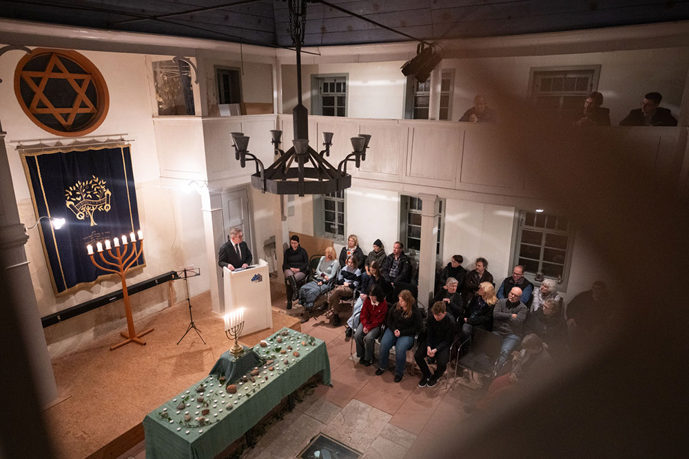 Unser Foto zeigt Propst Mantey während seiner Rede in der Synagoge in Vöhl. 